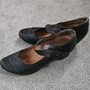 Taos Footwear Black Women's Heels with Strap